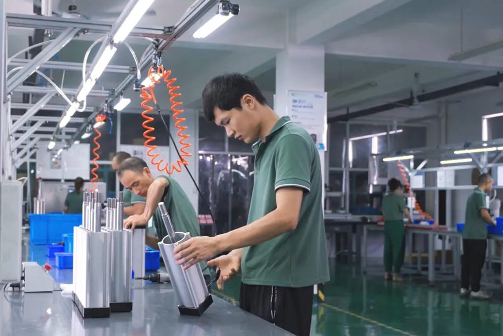 pneumatic cylinder assembly